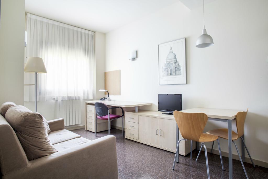 Residencia Universitaria Resa Los Abedules Pamplona Buitenkant foto